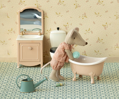 Maileg isosisko-hiiri tulitikkulaatikossa